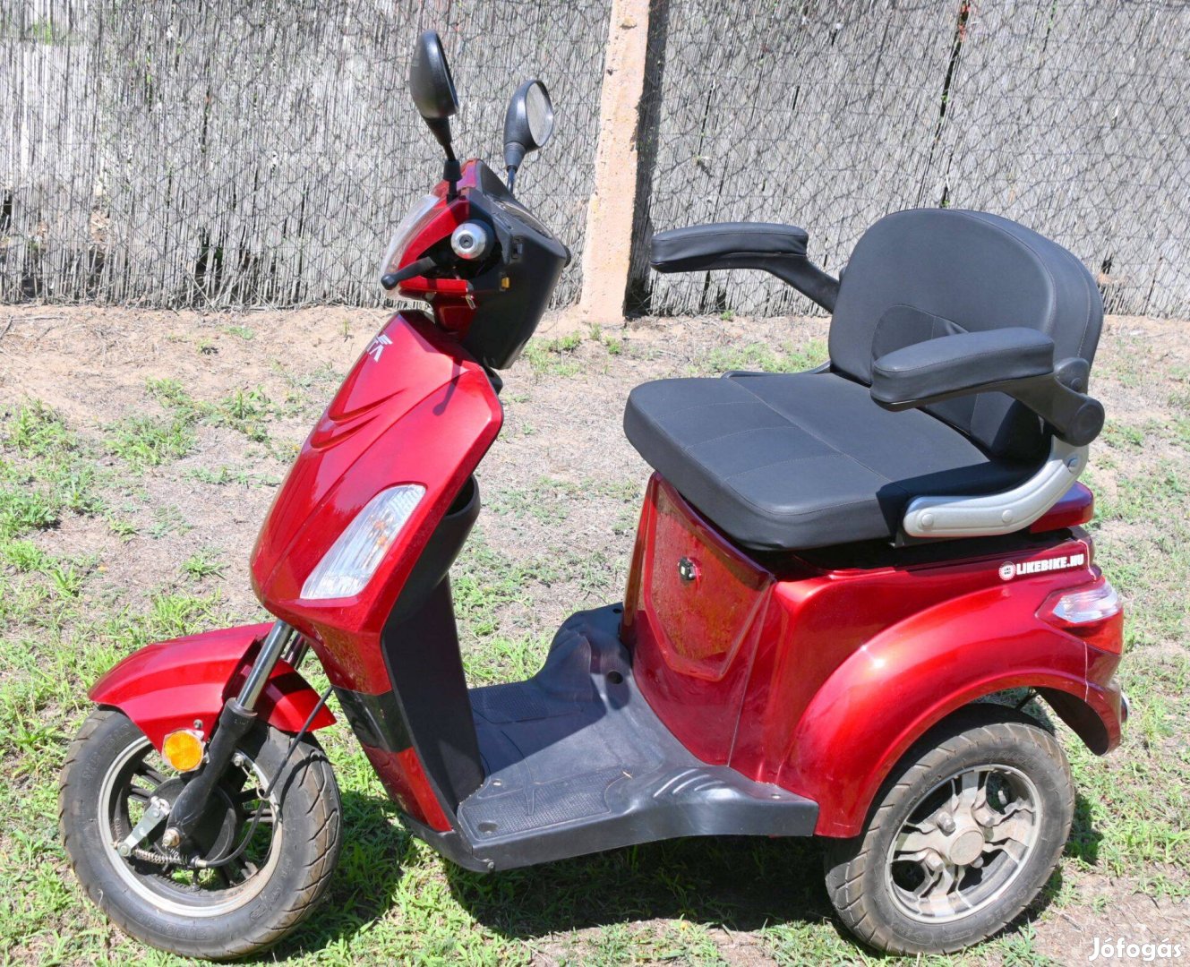 Háromkerekű elektromos moped