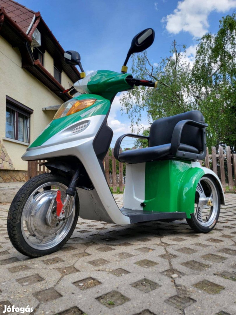Háromkerekű elektromos robogó