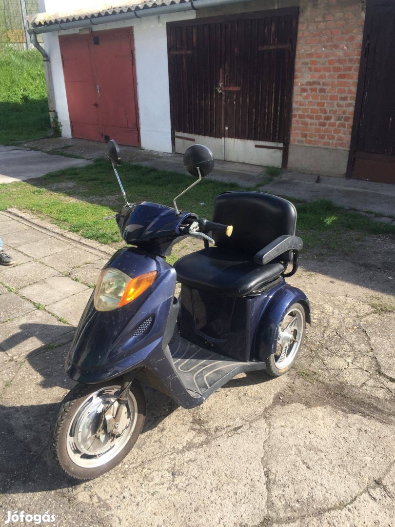 Háromkerekű elektromos robogó
