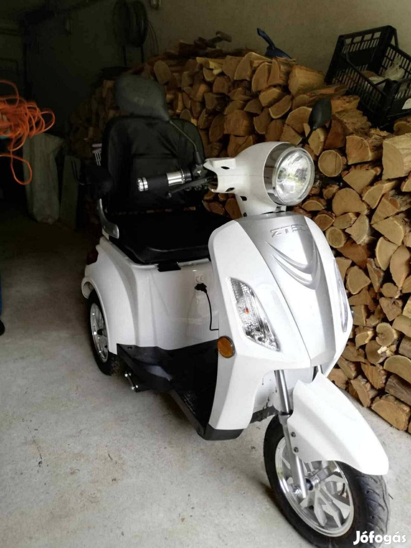 Háromkerekű elektromos rokkant, mozgássérült motorkerékpár