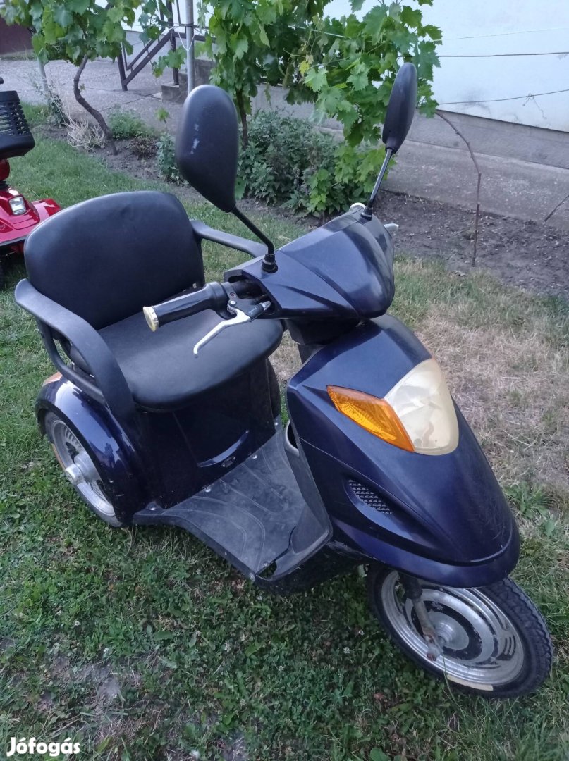 Háromkerekű elektromos tricikli moped 