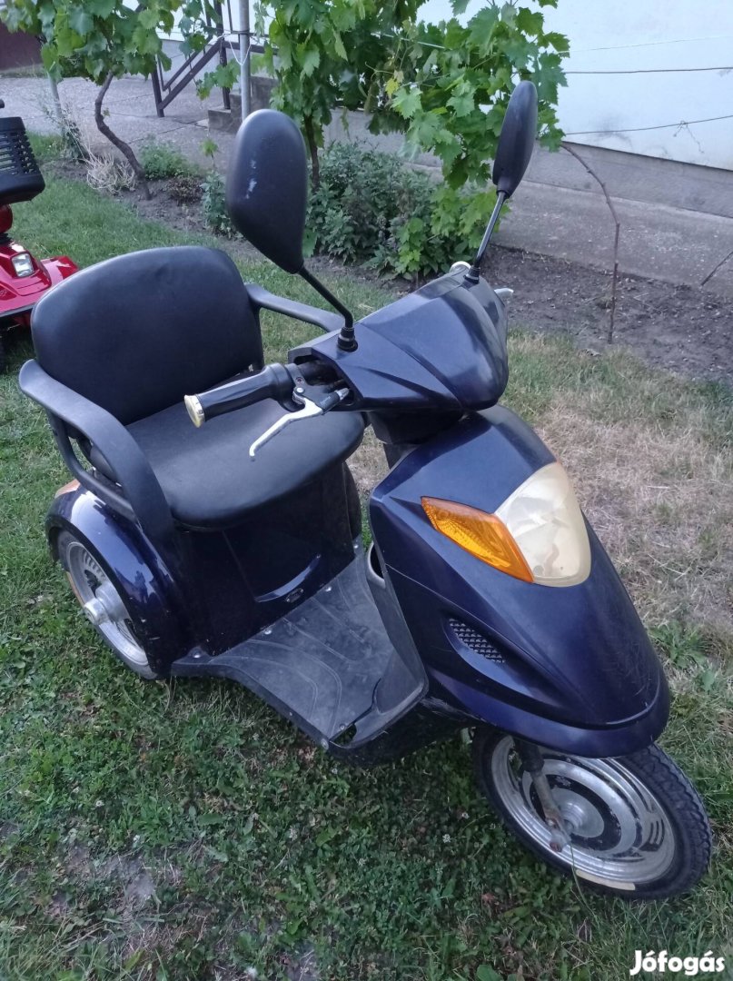 Háromkerekű elektromos tricikli moped 