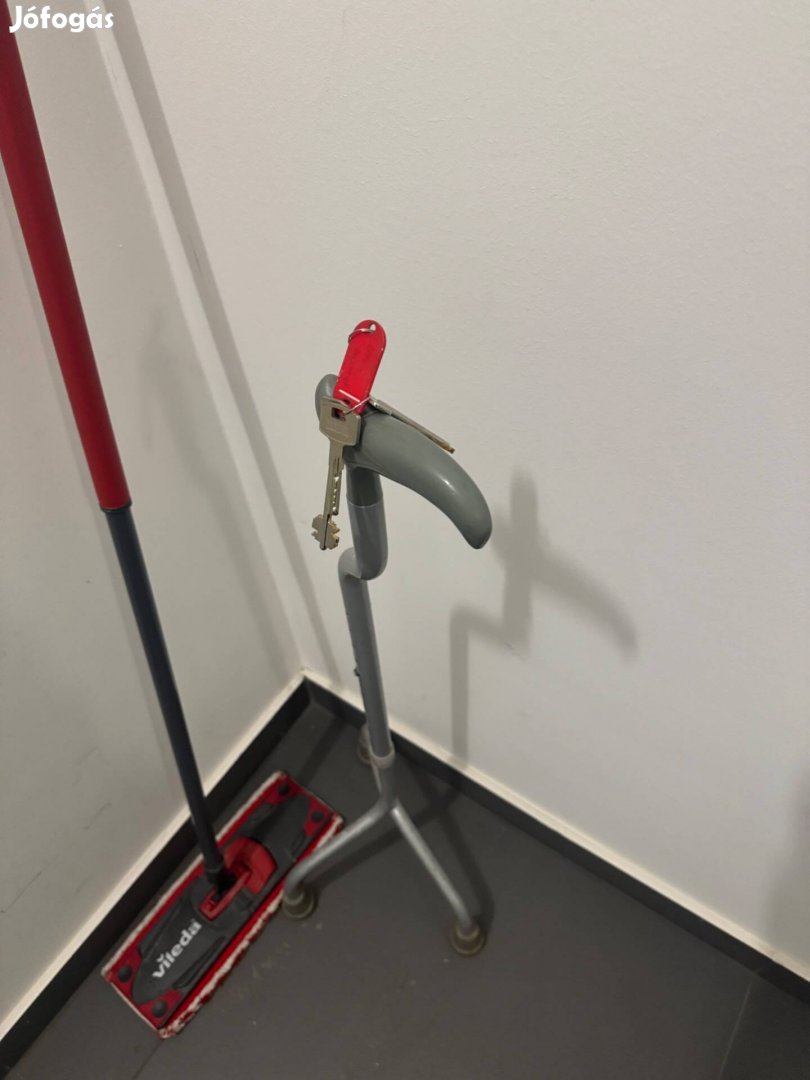 Háromlábú állítható járóbot