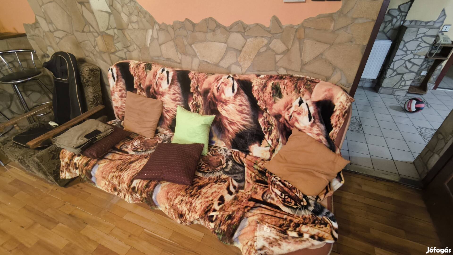 Háromszemélyes kihúzhatós, ágyazható kanapé