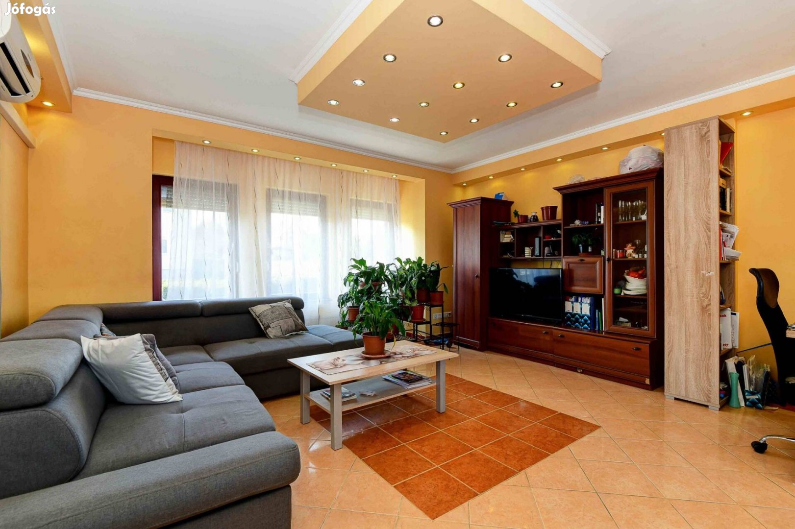 Háromszintes, szigetelt, napillemmel felszerelt családi ház