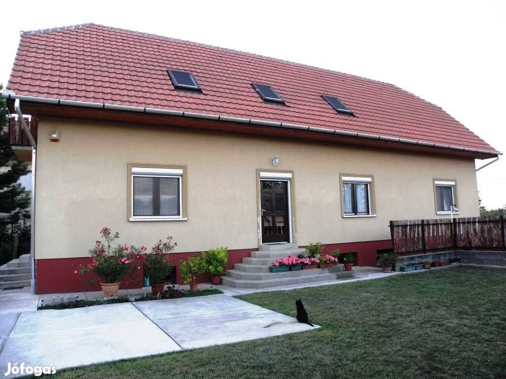 Háromszintes családi ház Budapest közelében