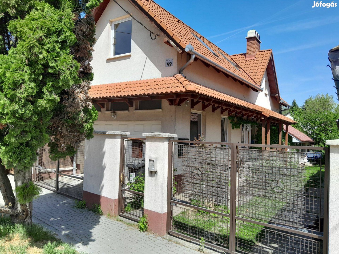 Háromszintes családi ház, különálló kisházzal Törökbálinton