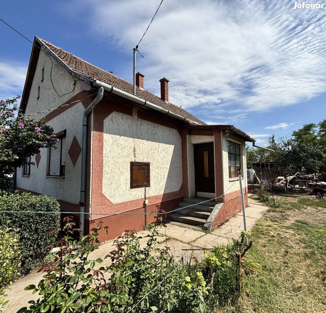 Háromszobás téglaépítésű otthon eladó Derecske kisderecskei
