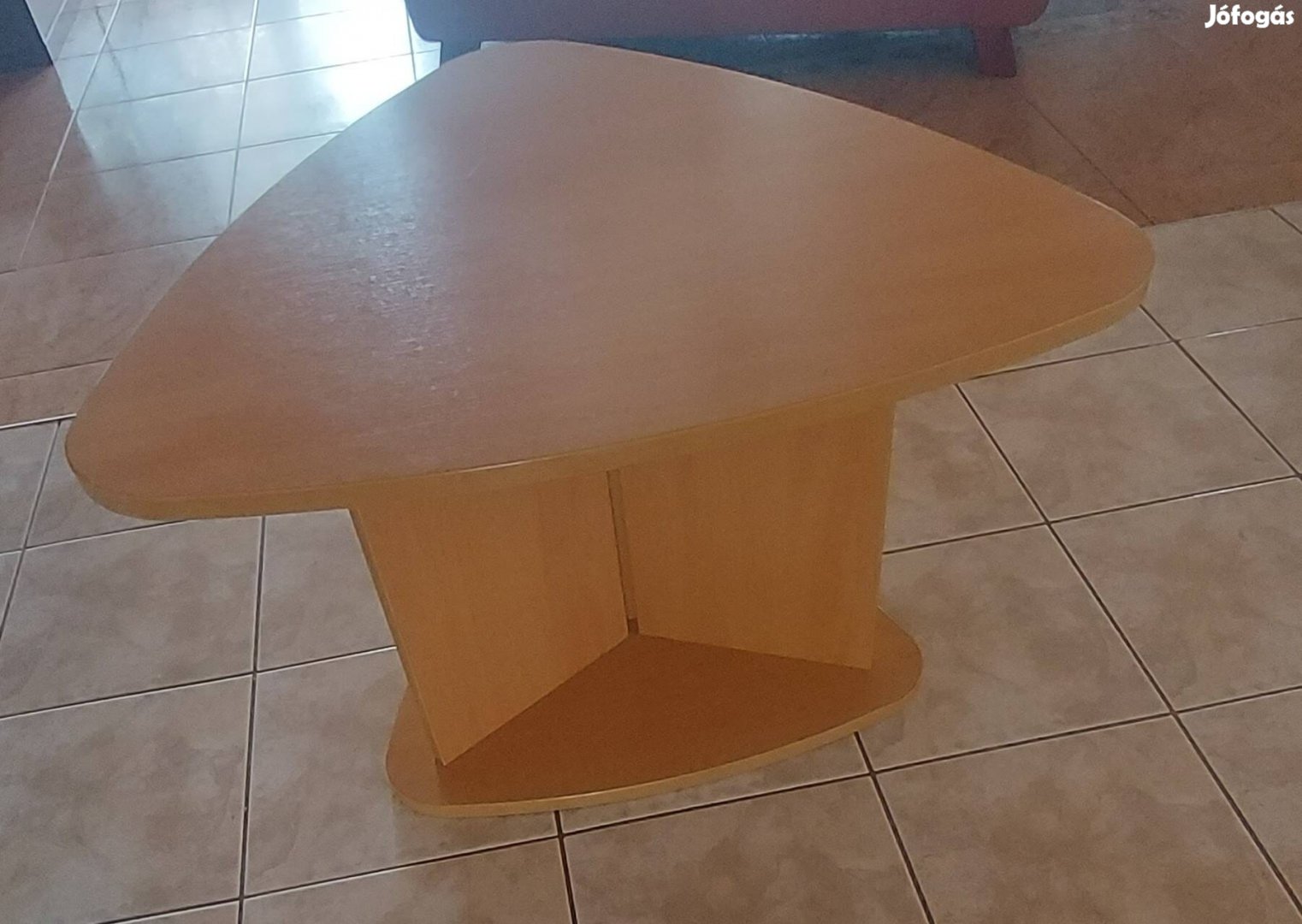Háromszög alakú dohányzó asztal megkímélt állapotban