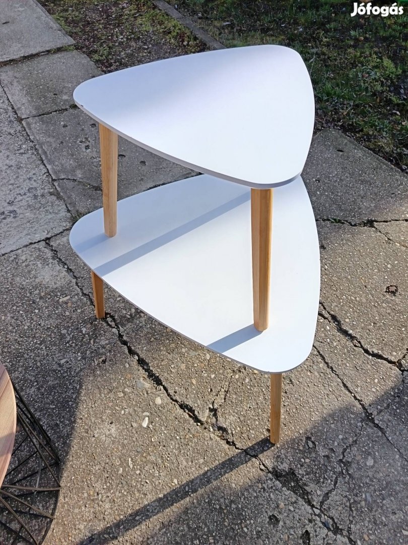 Háromszög alakú dohányzóasztal szett