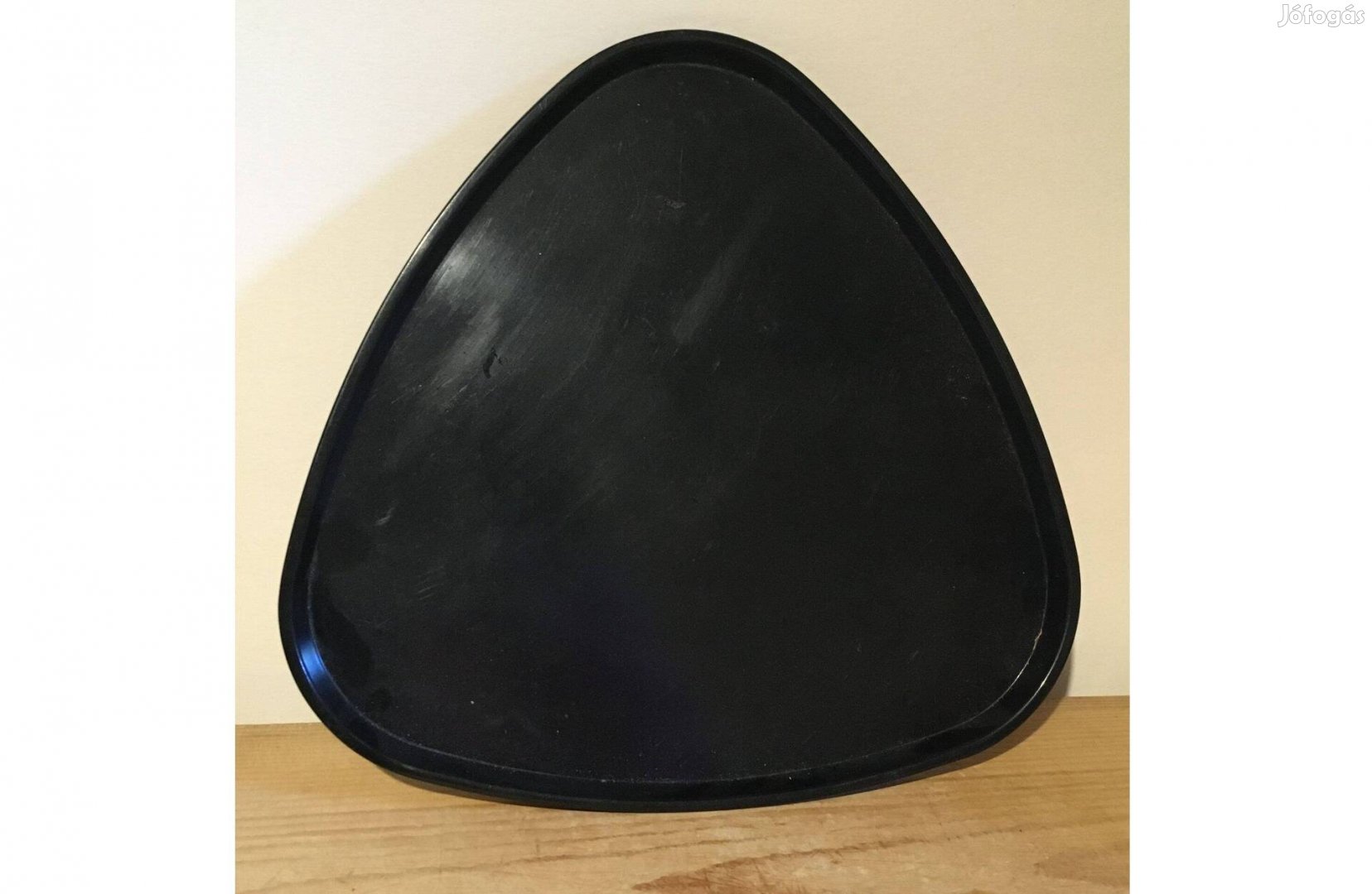 Háromszög műanyag tálca - fekete