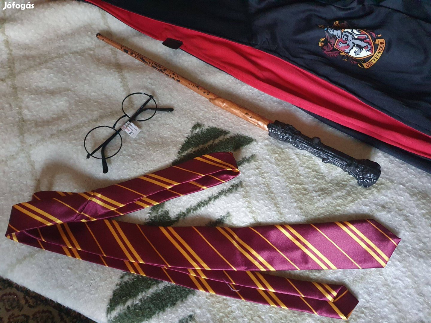 Harry Potter Griffendéles jelmez -Köpeny, szemüveg, pálca, nyakkendő