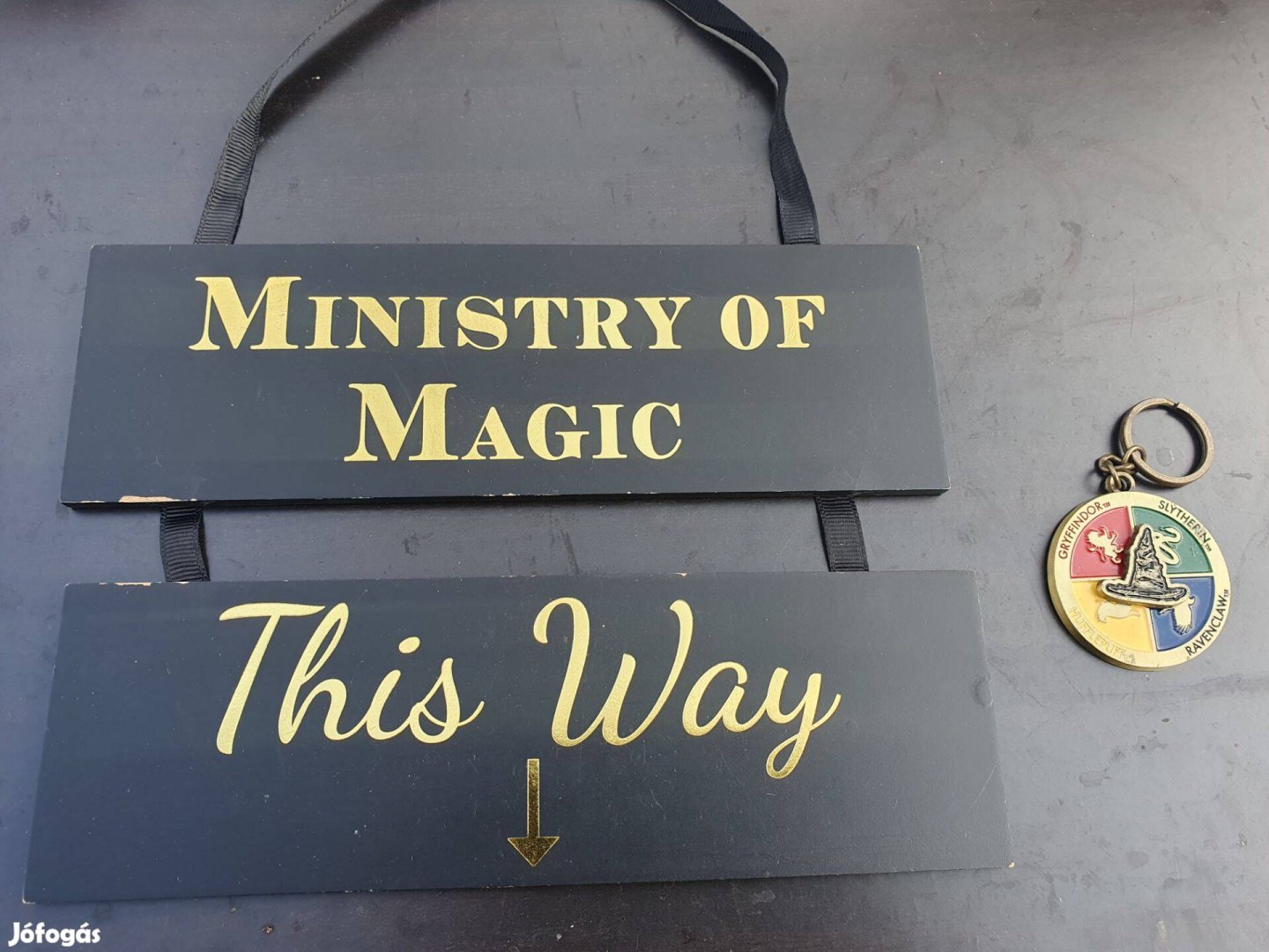 Harry Potter Ministry Of Magic This Way tábla + Roxfort kulcstartó