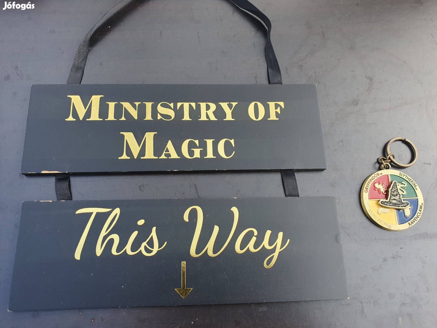 Harry Potter Ministry Of Magic This Way tábla + Roxfort kulcstartó