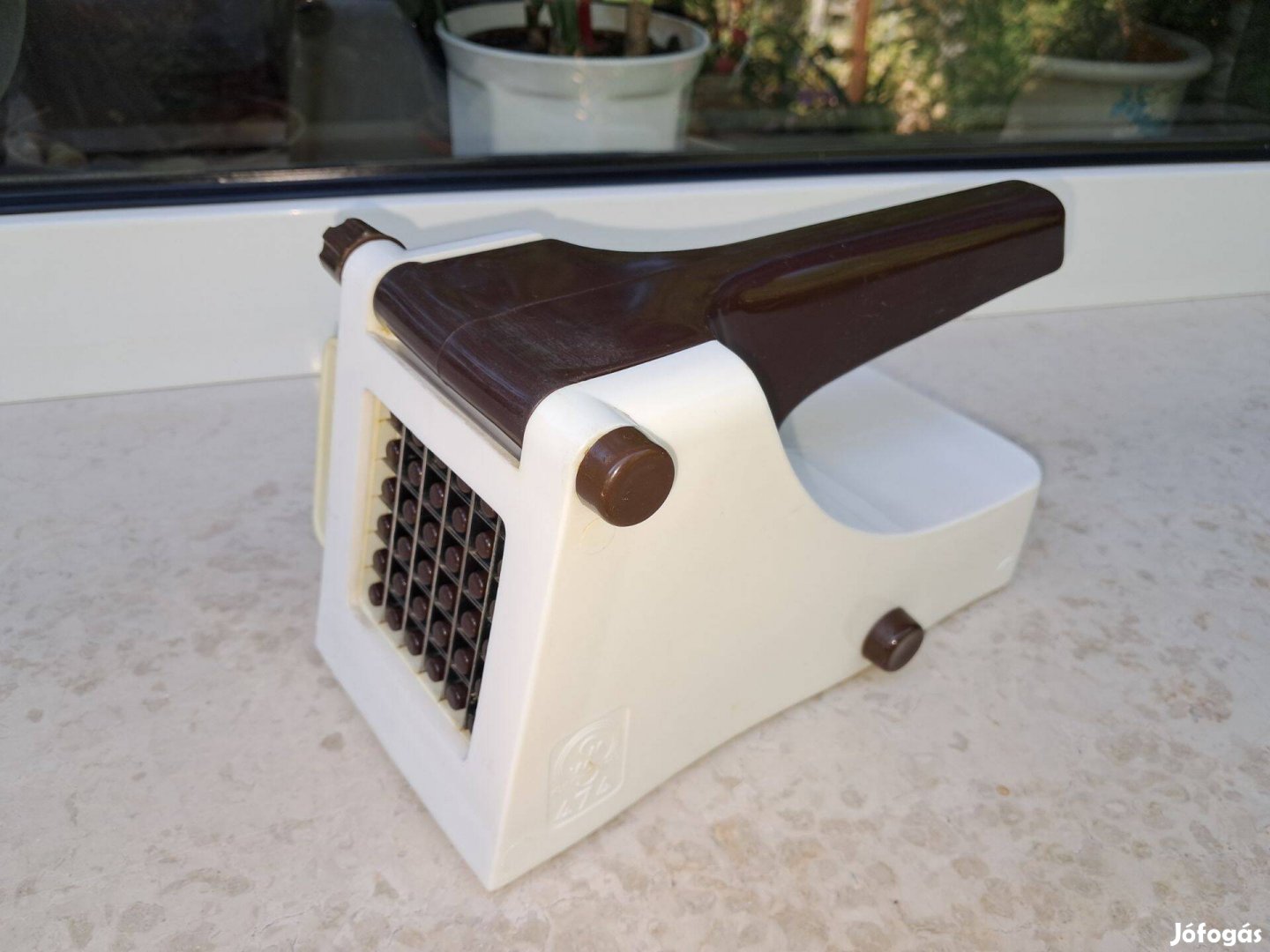 Hasábburgonya nyomó, vágó