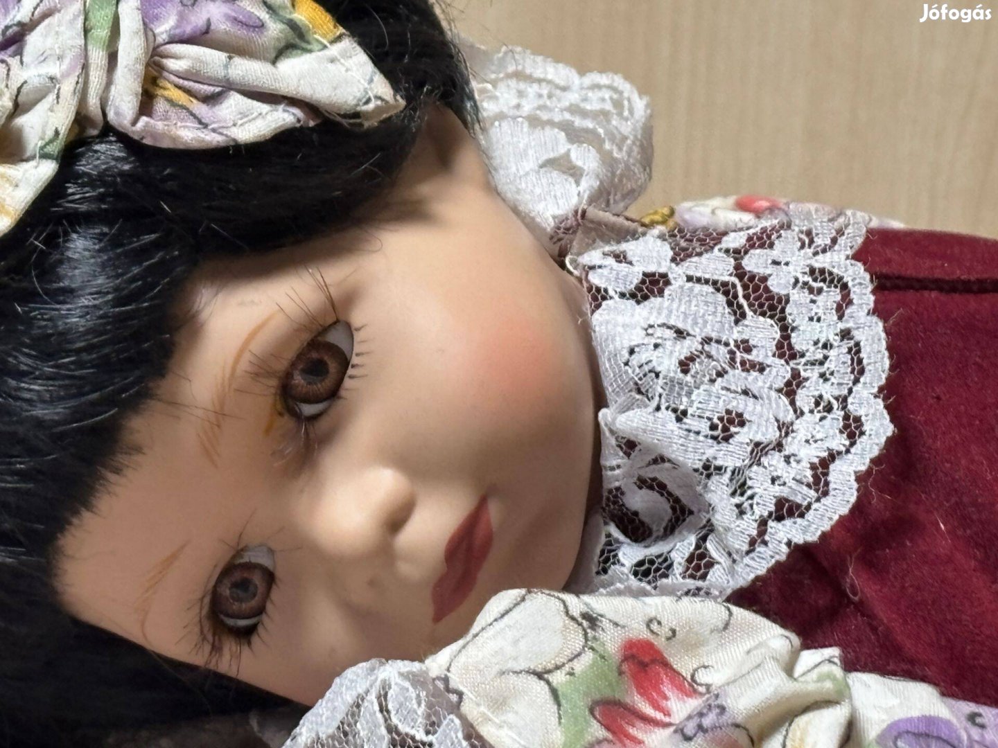 Hasaló porcelánbaba