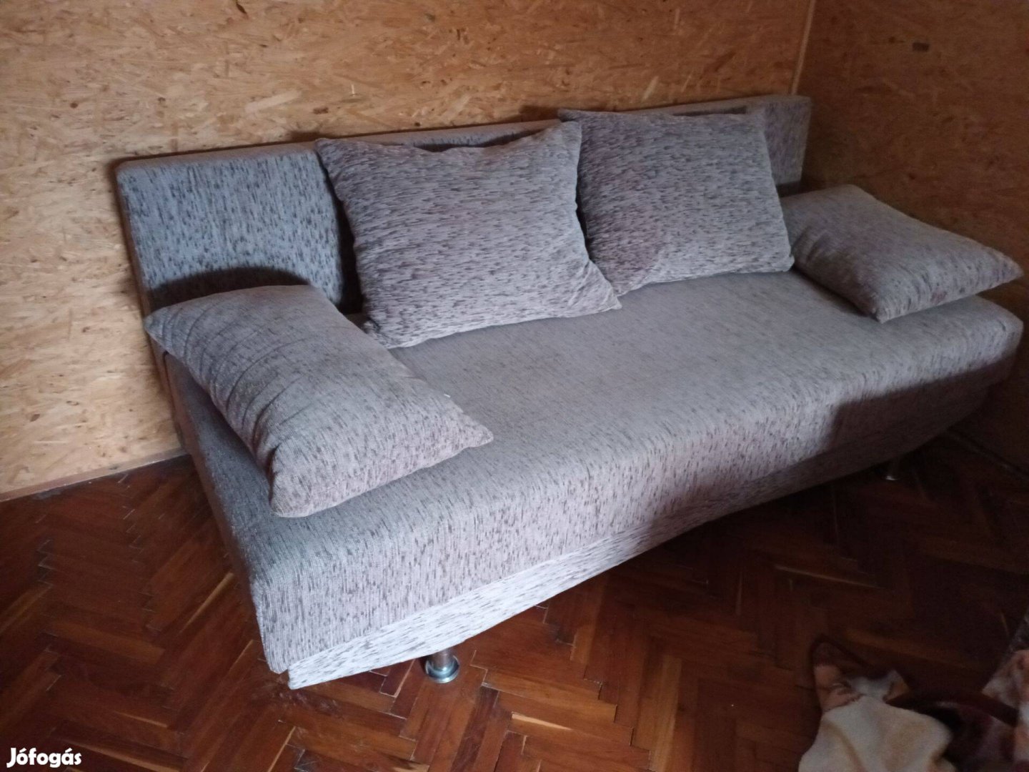 Használaton kívüli kanapé