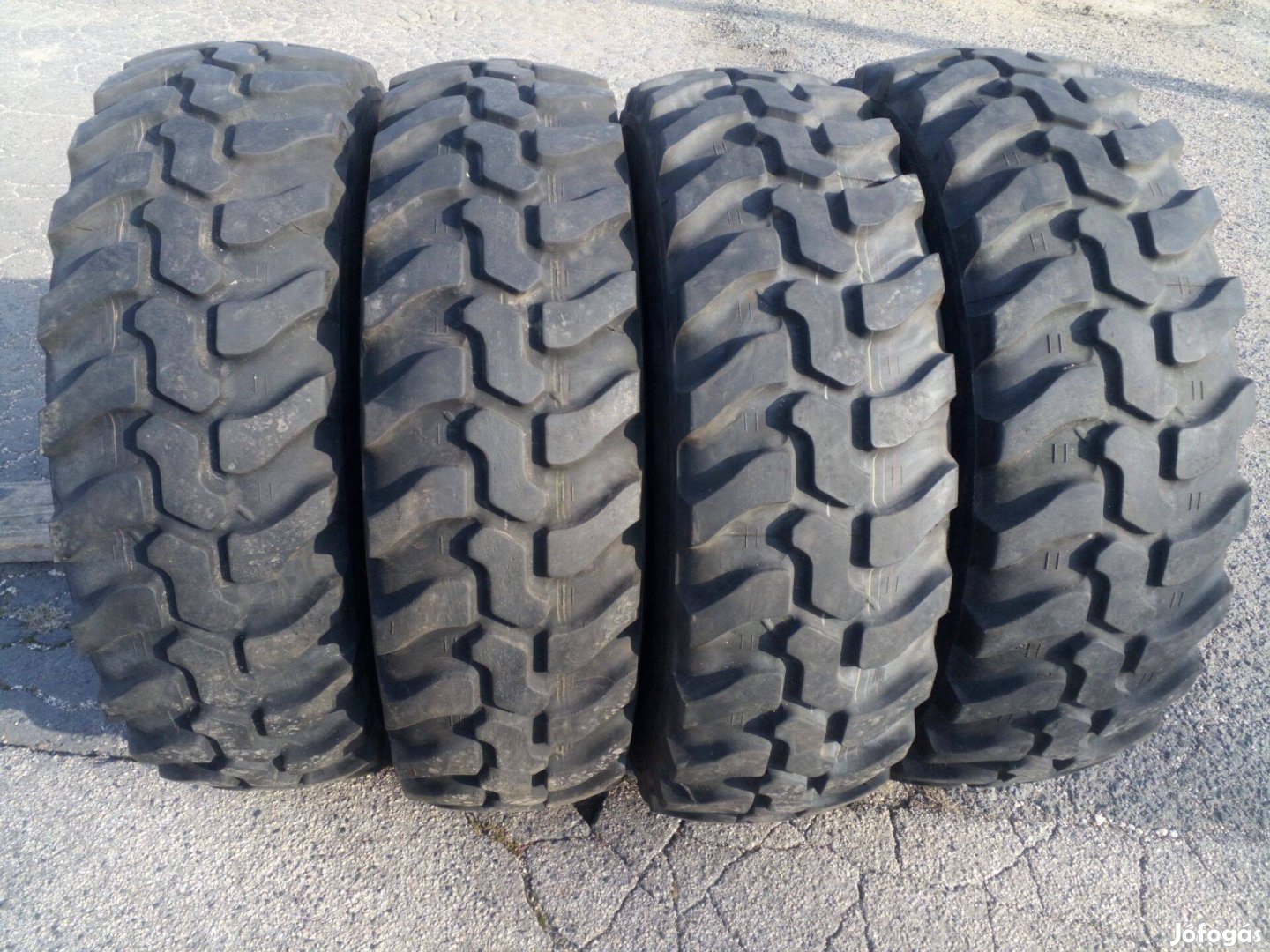 Használt 12.5 R20 335 80 R20 Dunlop SP T9 rakodógép gumik 12,5 r20 335