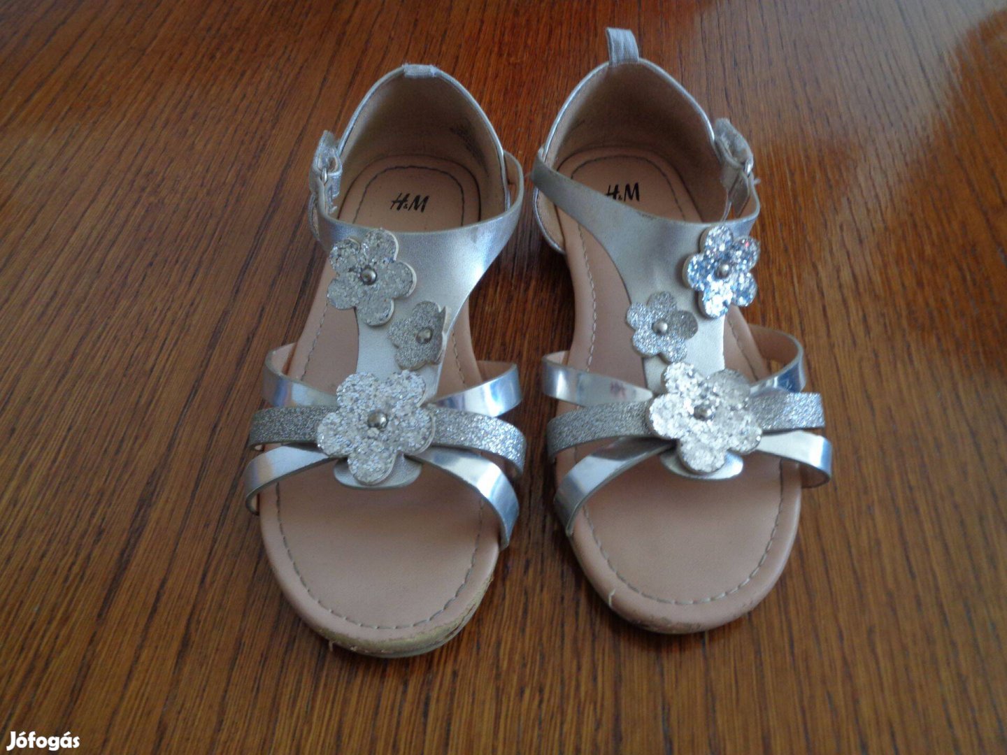 Használt 28 as villantos ezüst szinű kislány szandál