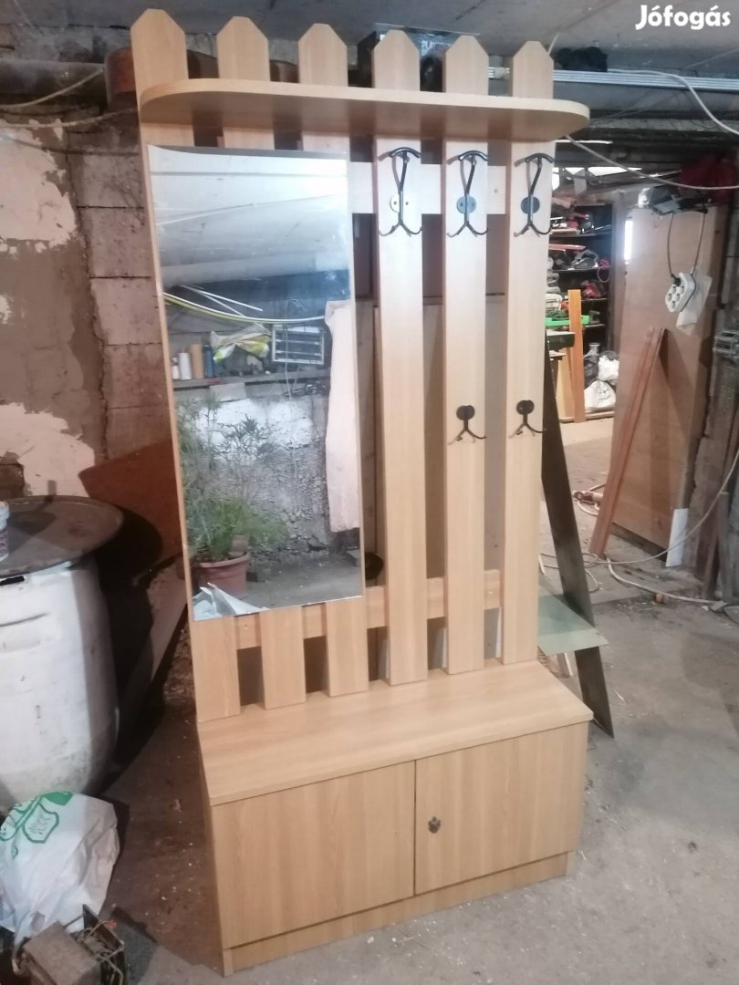 Használt Jó állapotú előszoba fal eladó
