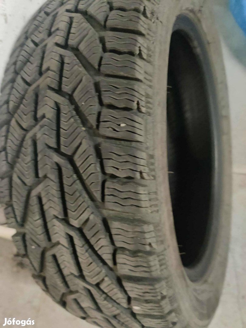 Használt Sebring Snow típusú téli gumi, mérete 195/55 R16 87H