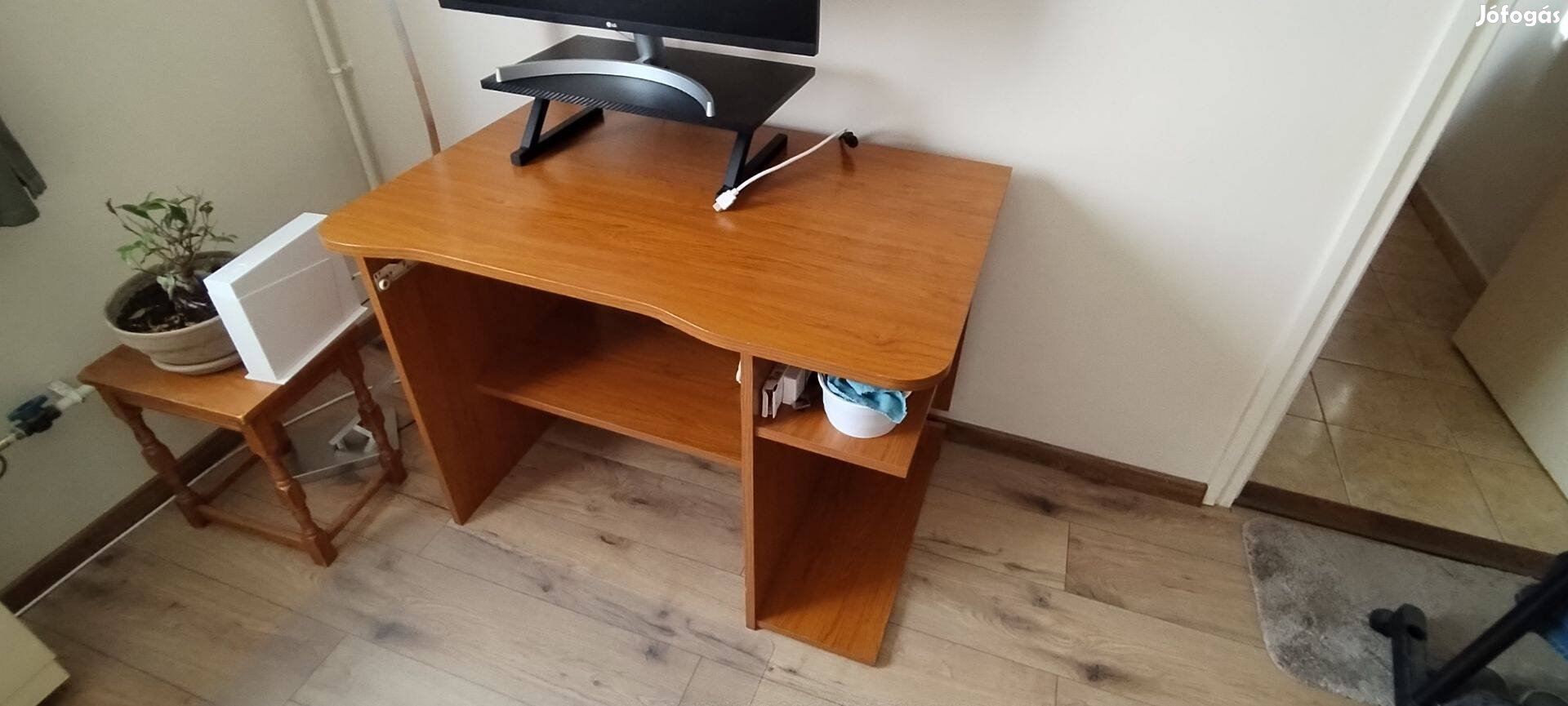 Használt, de jó állapotú számítógépasztal