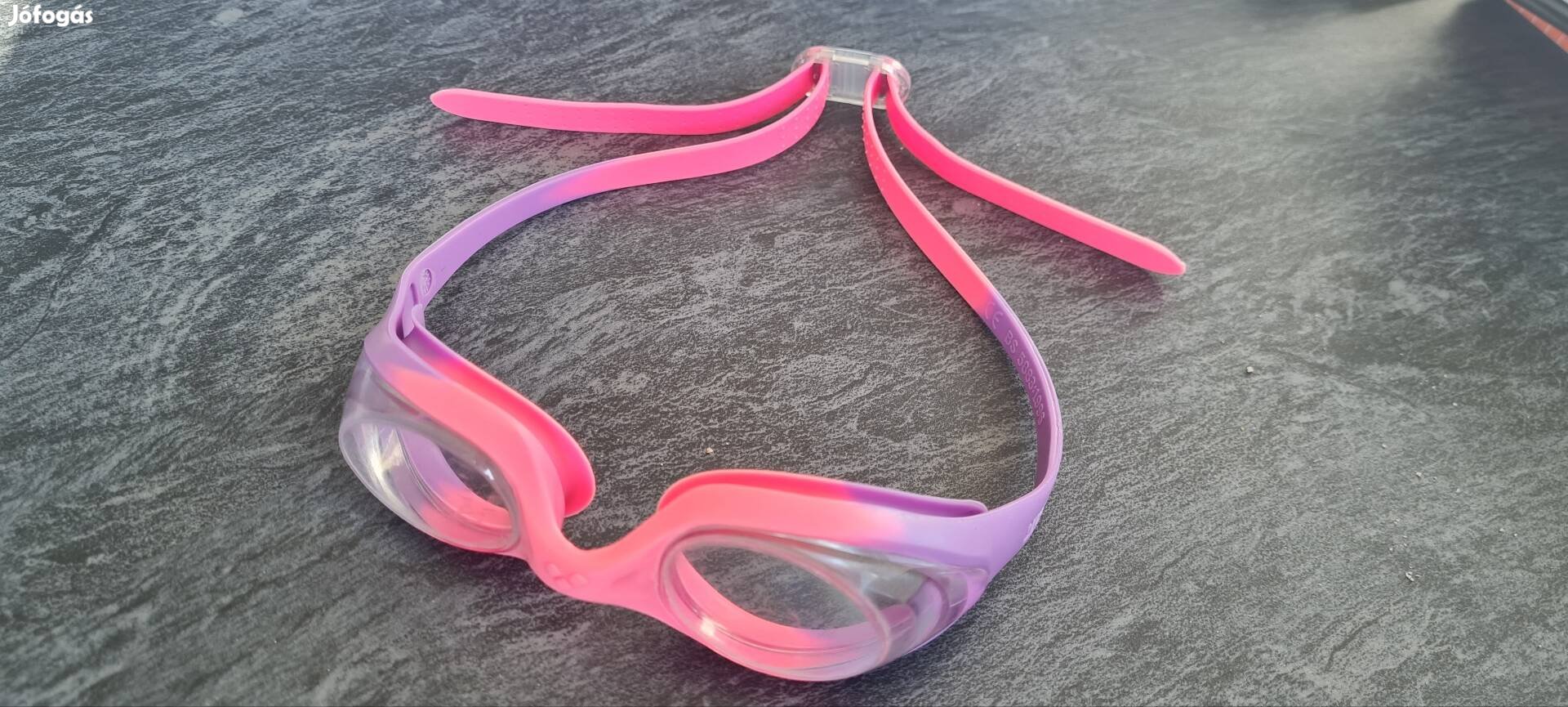 Használt állapotú gyerek Arena úszószemüveg (a lencséje karcos)