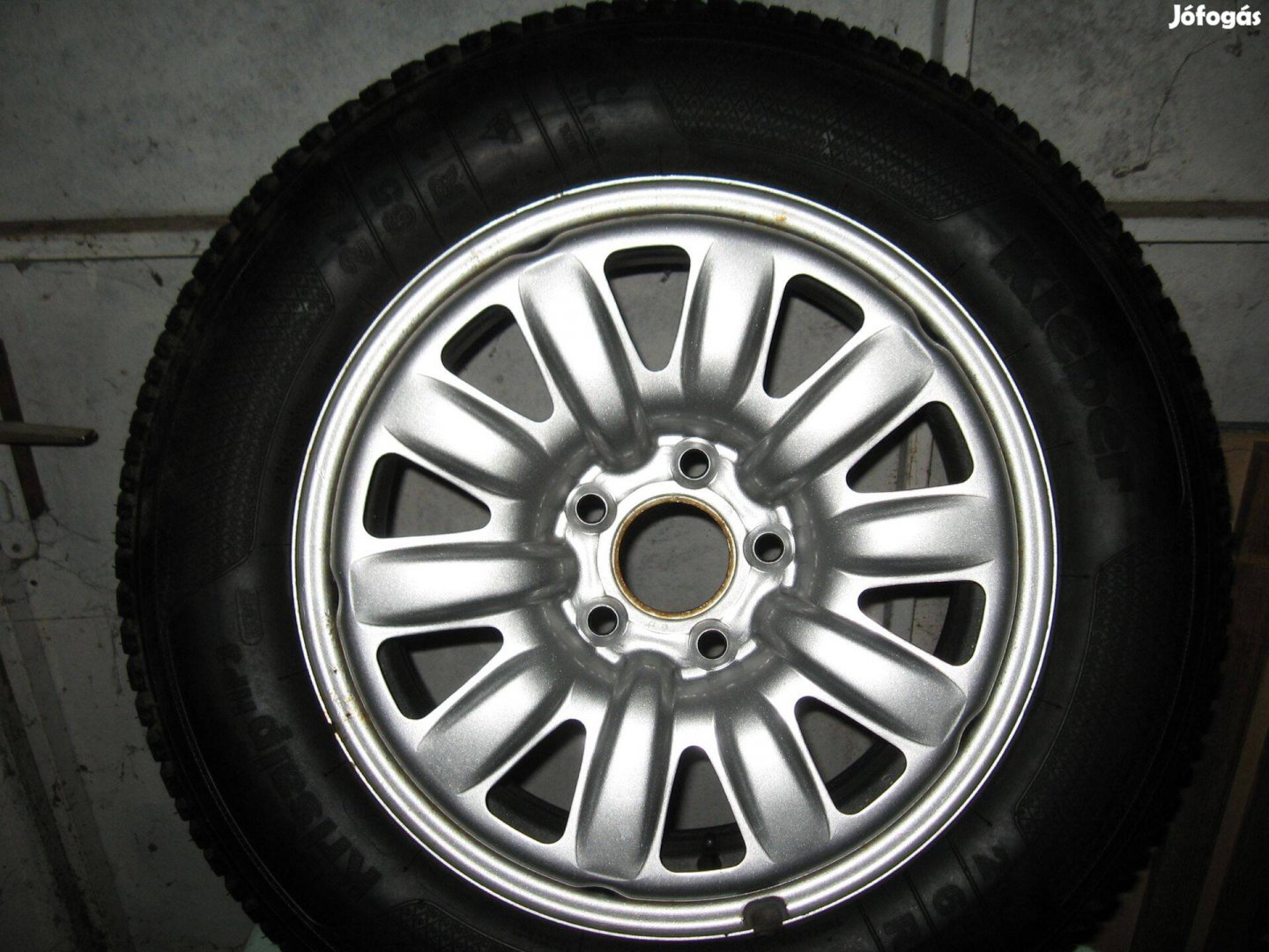 Használt autógumi alufelnivel