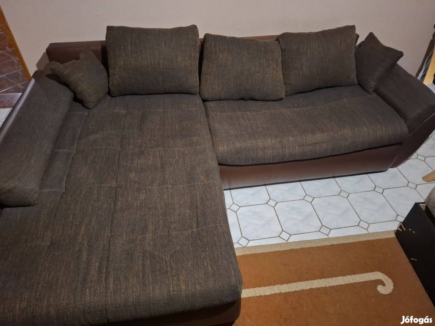 Használt de jó állapotú kanappé eladó.