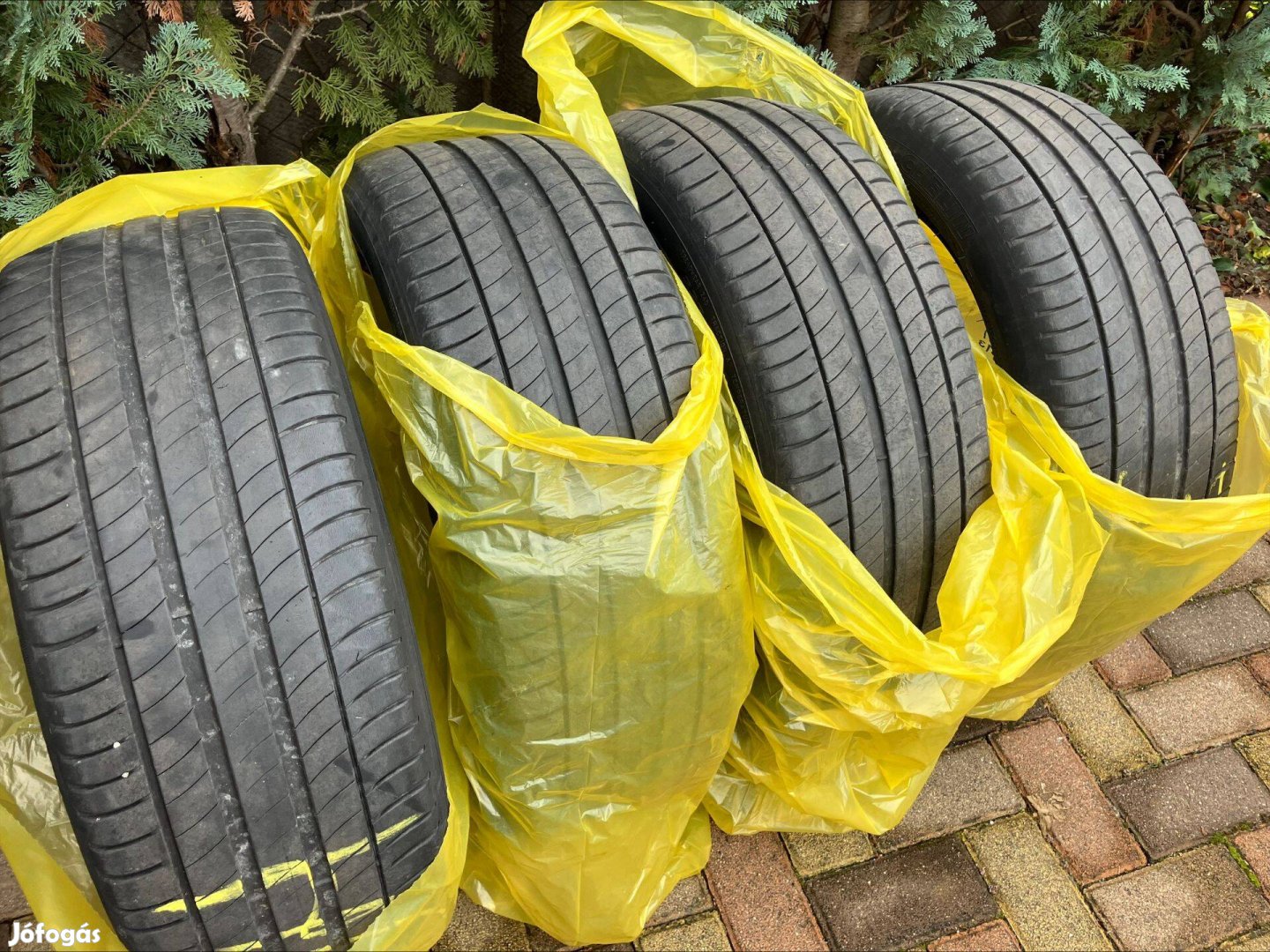 Használt gumiabroncs téli/nyári 225/50 R18