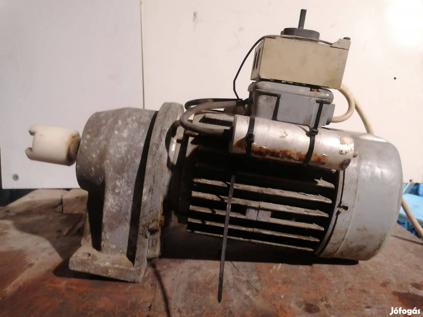 Használt hajtóműves motor 220-30 V 1,1 kw