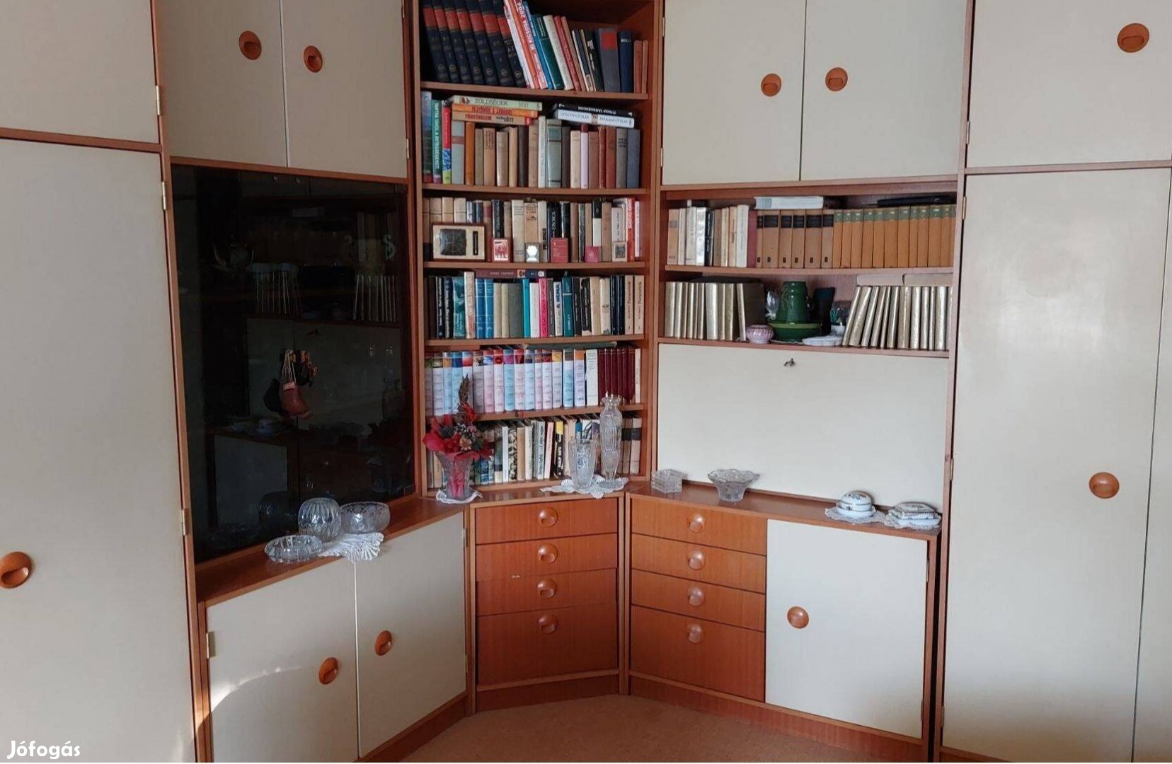 Használt sarok szekrénysor eladó dohányzó asztal