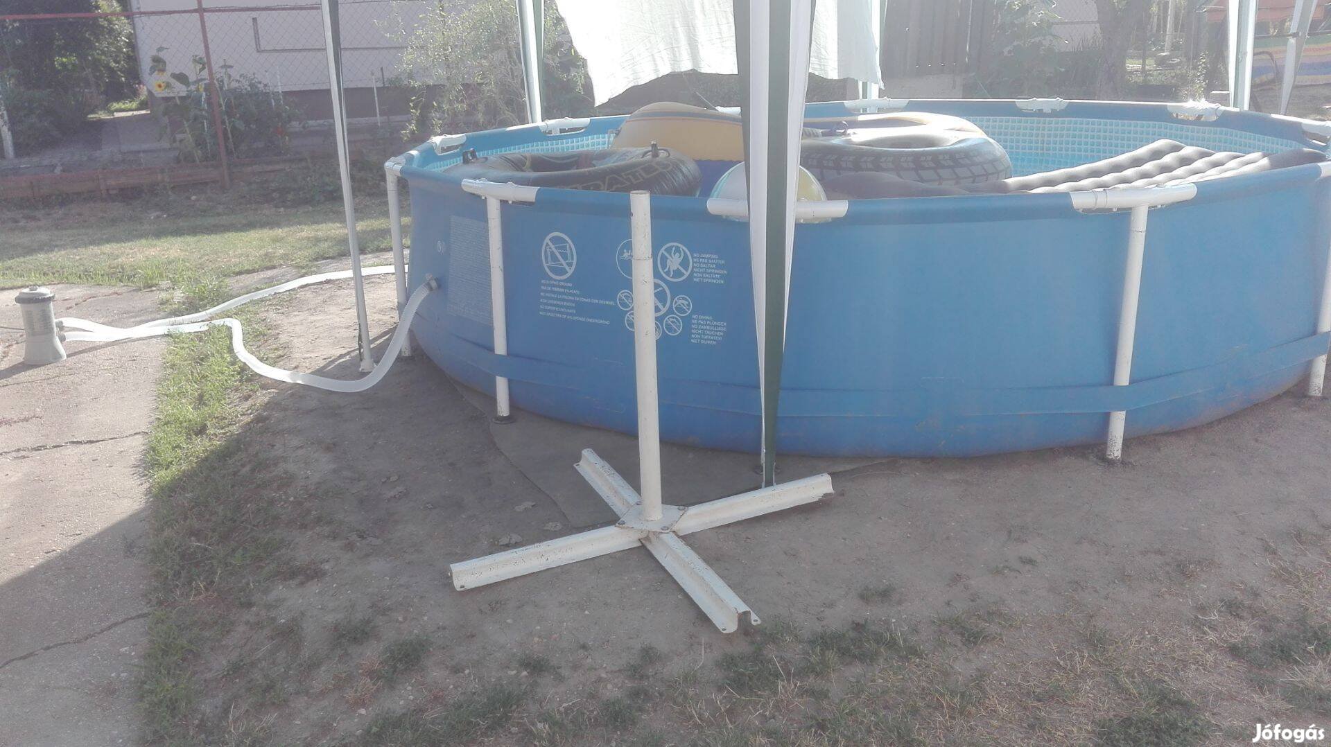 Hatalmas Intex medence nagyon jó és tiszta állapotban
