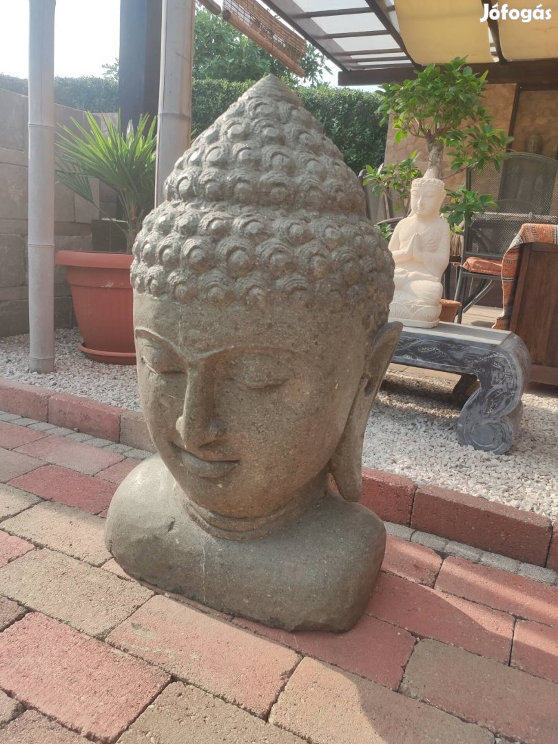 Hatalmas, valódi kő Buddha szobor.