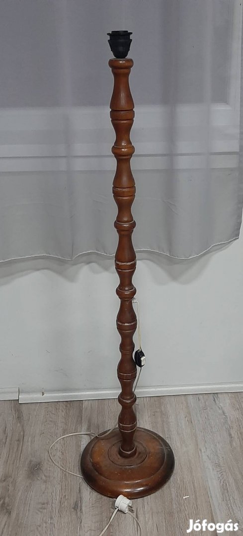 Hatalmas lámpabura esztergált lábon