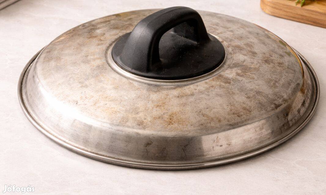 Hatalmas masszív fém fedő