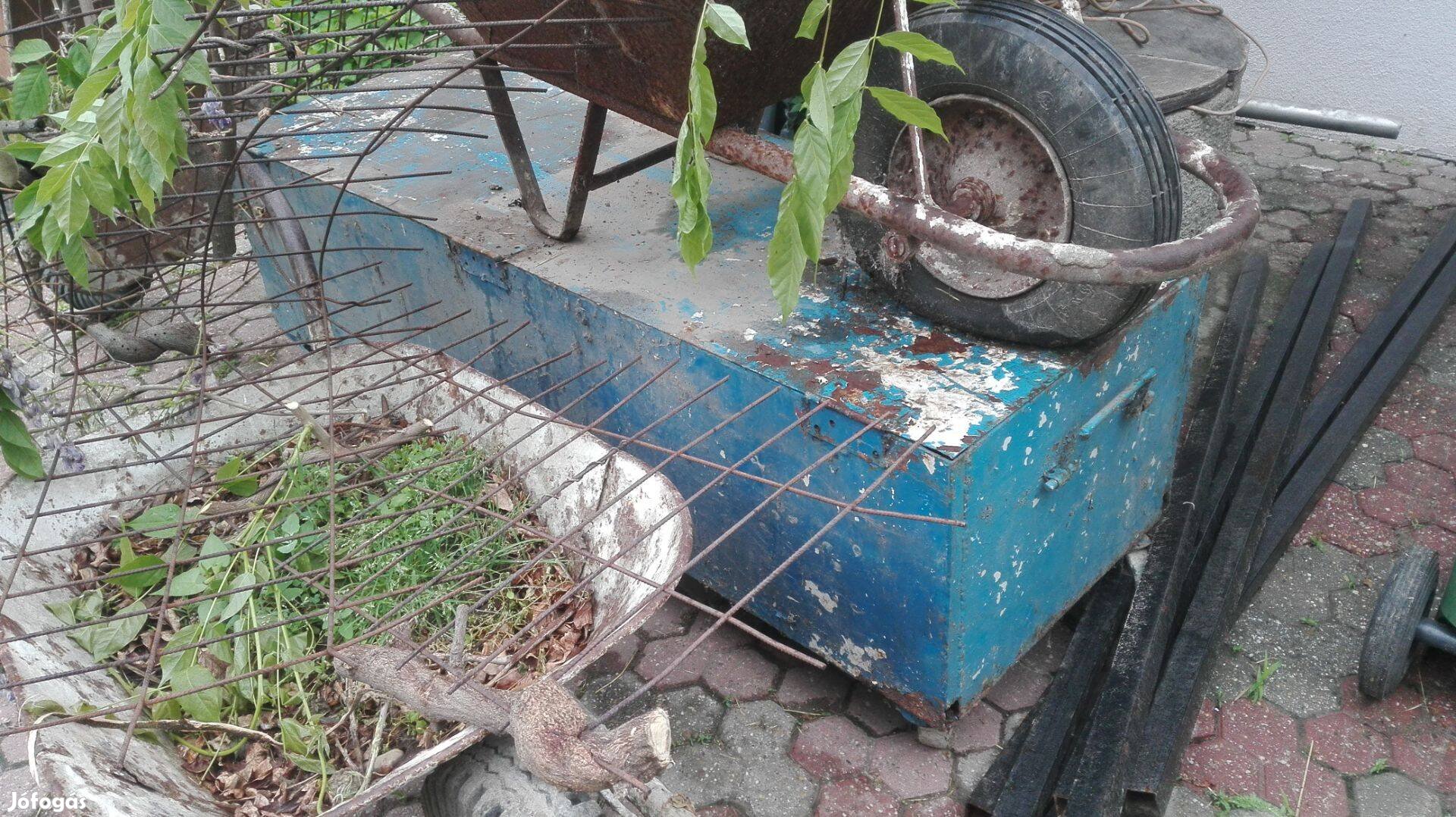 Hatalmas vas tároló kocsi szerszámos kerti láda keredeken