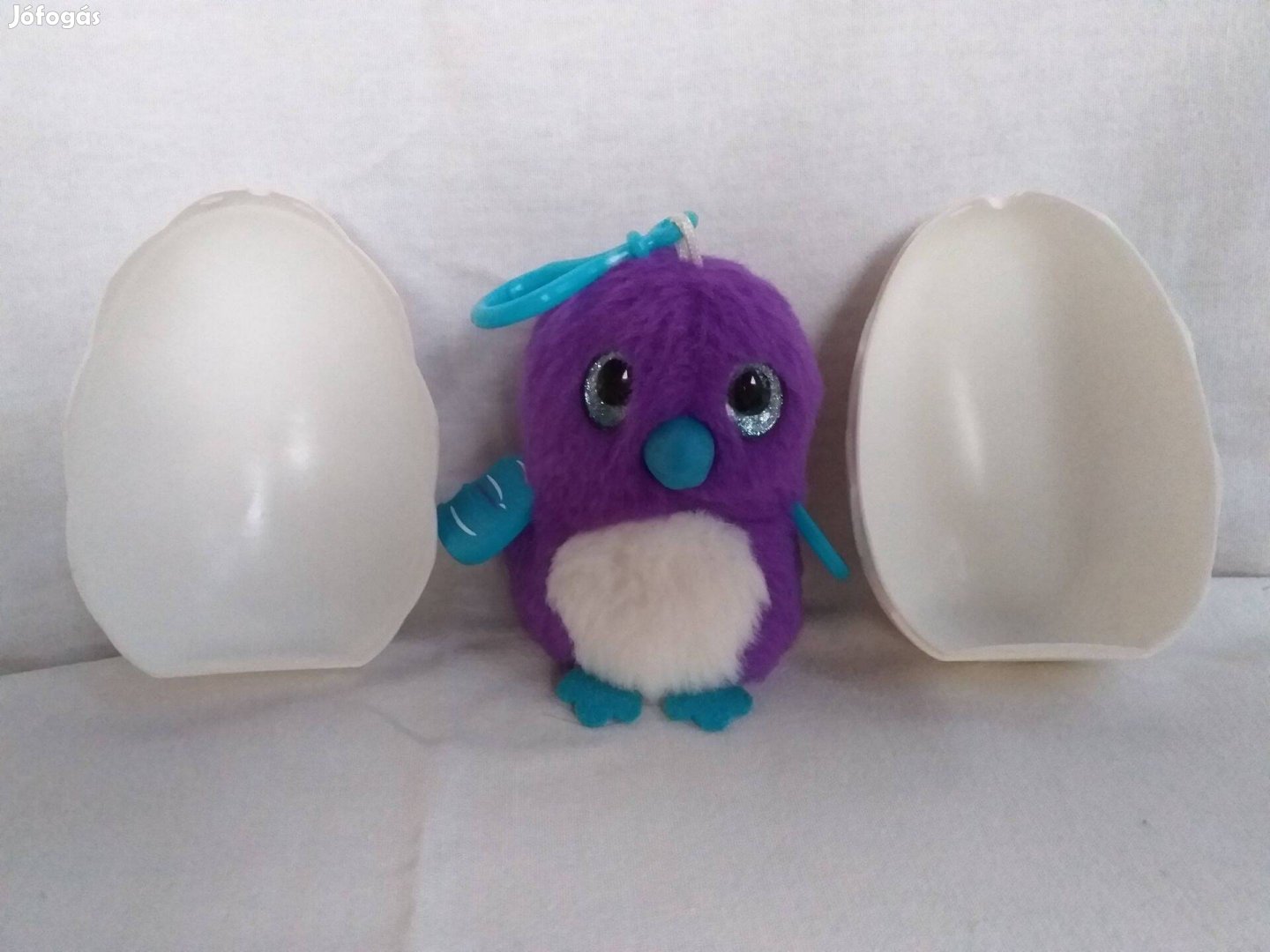 Hatchimals plüss kulcstartó tojásában