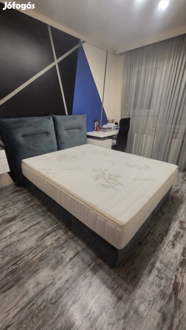 Háttámlás ágy matraccal