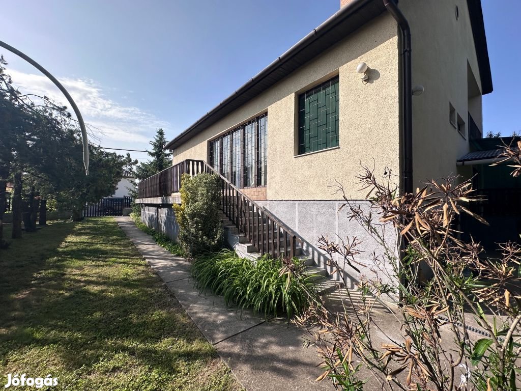 Hatvan, Hegyaljáról nyíló utca, 130 m2-es, családi ház, 4 szobás