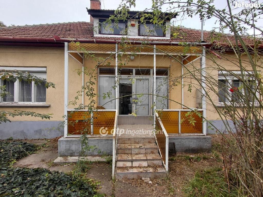 Hatvani 187 nm-es ház eladó