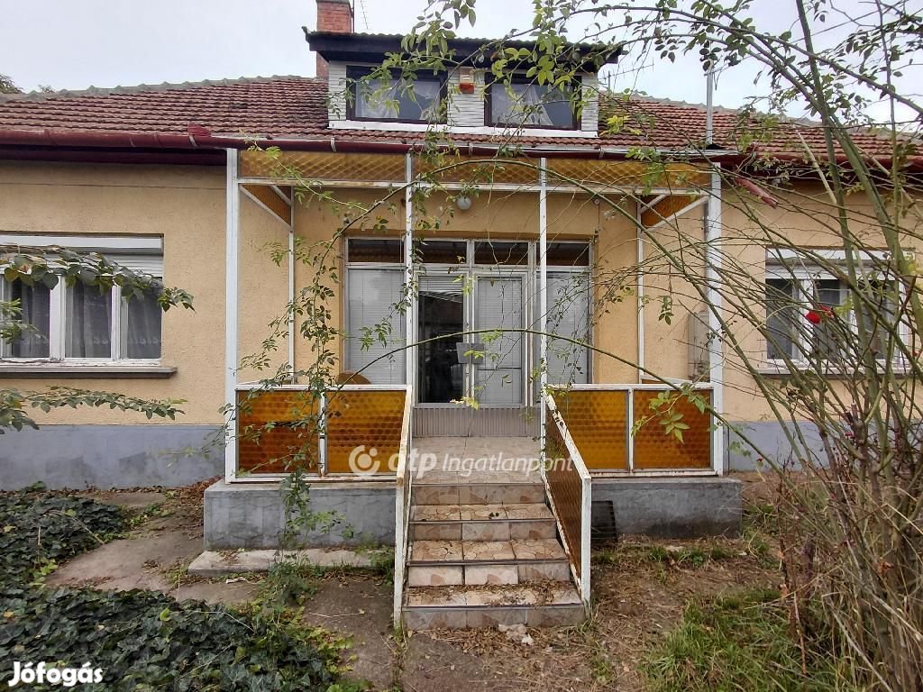 Hatvani eladó 187 nm-es ház