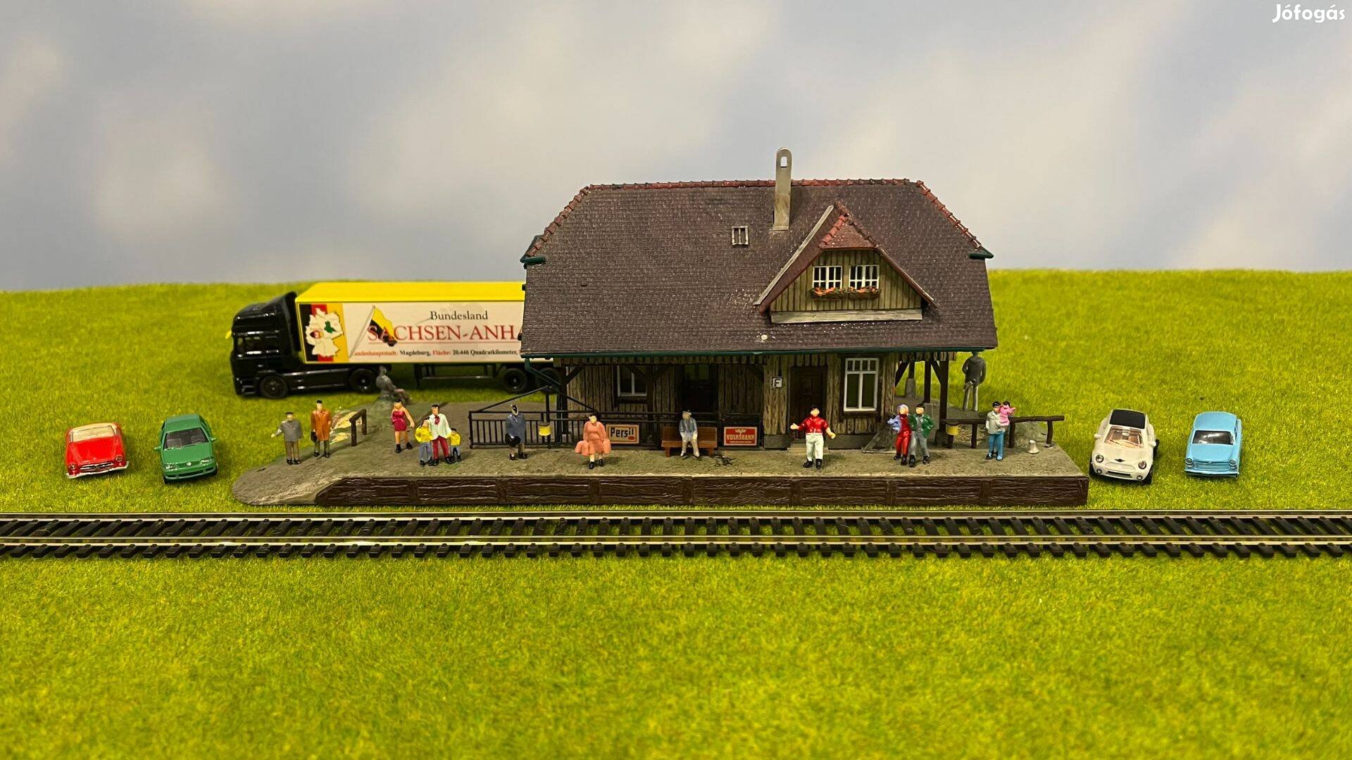 Hausen vasútállomás és 16 emberke eladó összerakva H0 méretben
