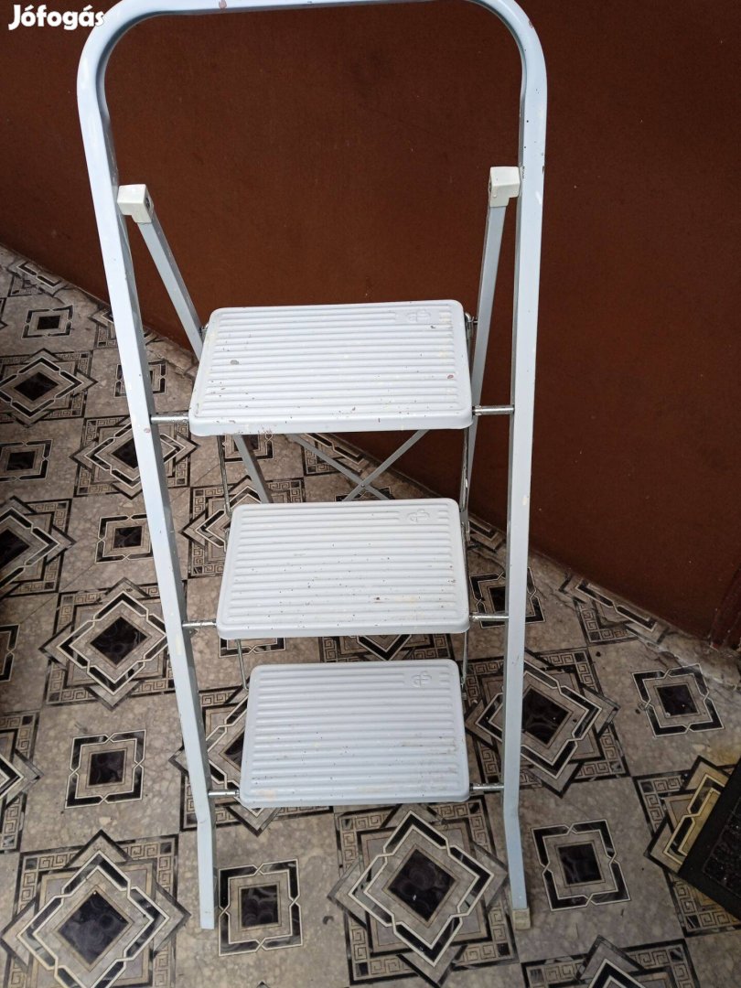 Háztartási összecsukható 3 fokos acél létra eladó
