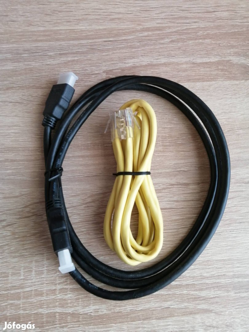 Hdmi és Lan kábelek. 