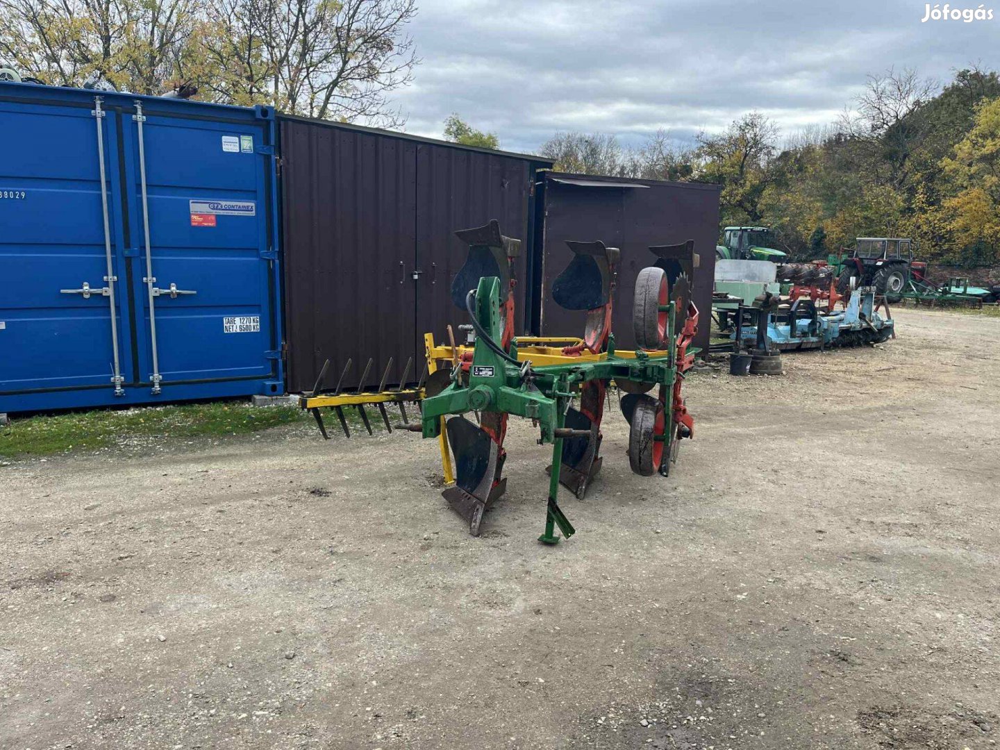 Héger 3fejes v.f. eke Schollen-Cracker szántáselmunkálóval szerelve