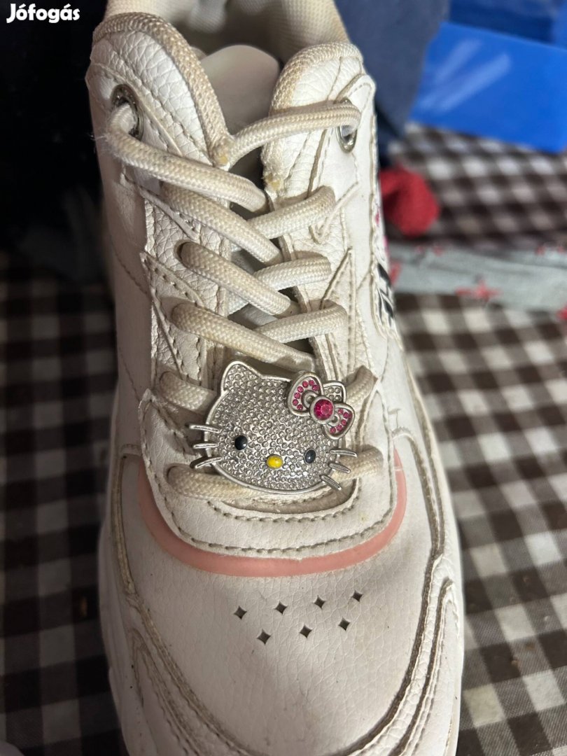 Hello Kitty Bershkás magasított talpú cipő