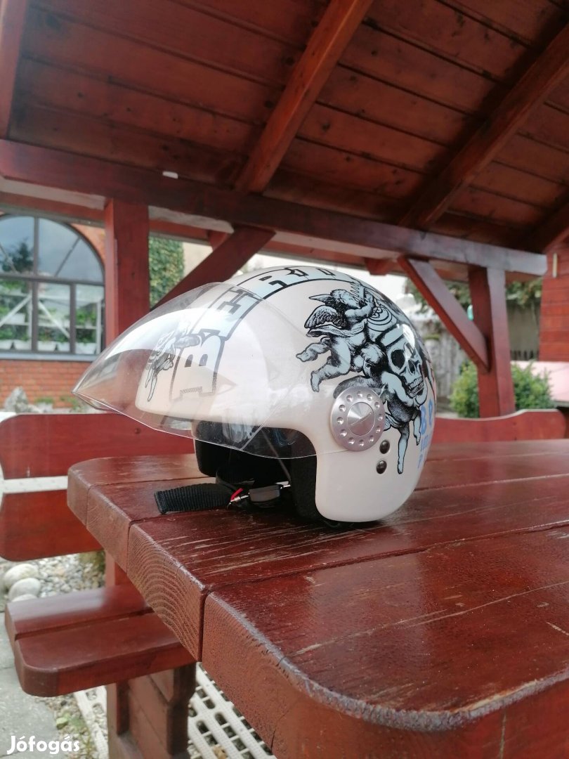 Helmet S méretű bukósisak. 