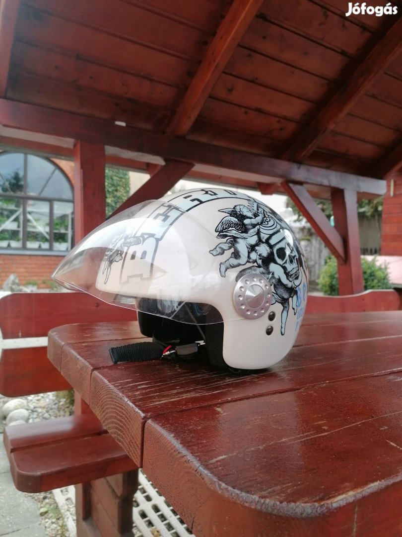 Helmet S méretű bukósisak. 
