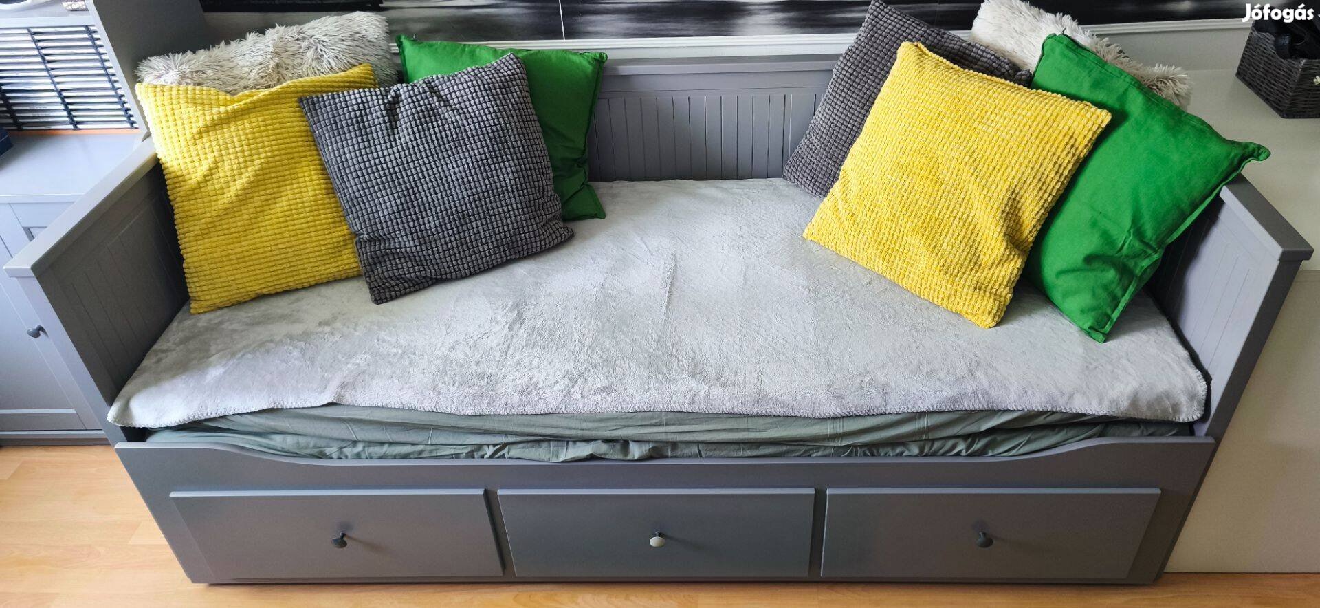 Hemnes szürke kanapéágy, 3 fiókkal, 2db matraccal